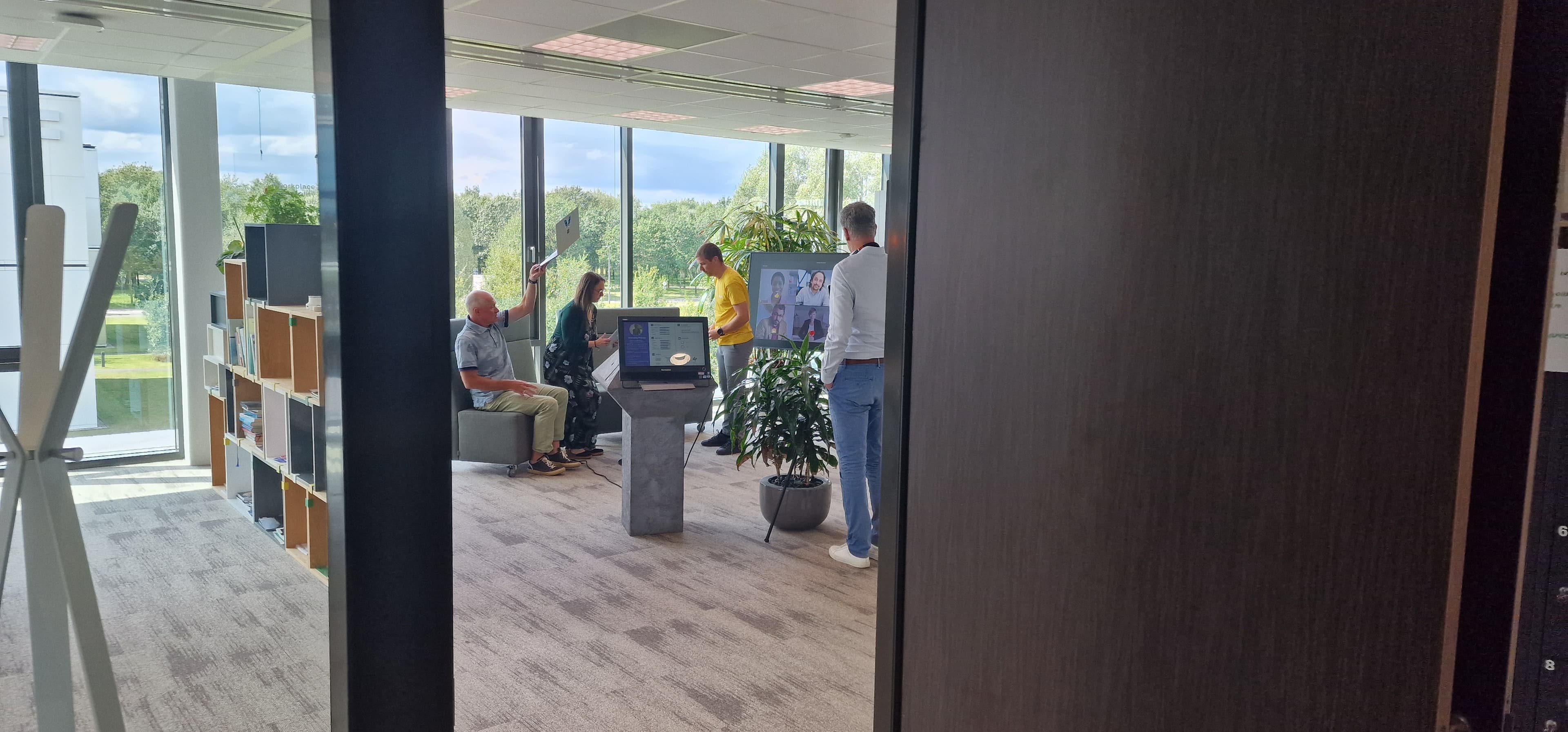 Team overleg in moderne werkplek